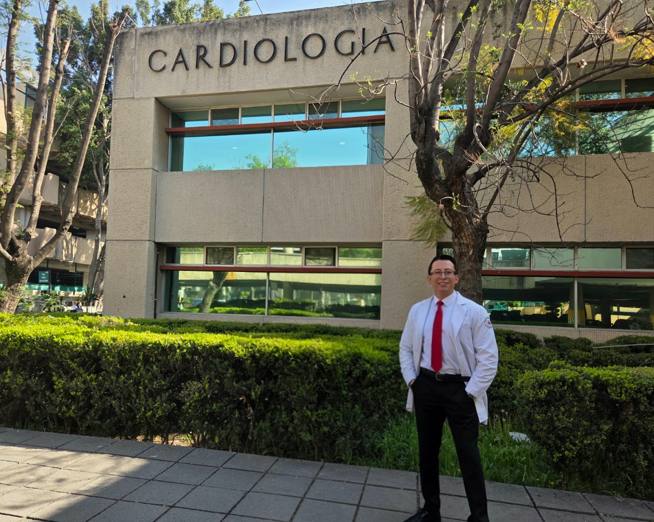 Vista amplia del Dr. José Juan Soria García frente al edificio de Cardiología