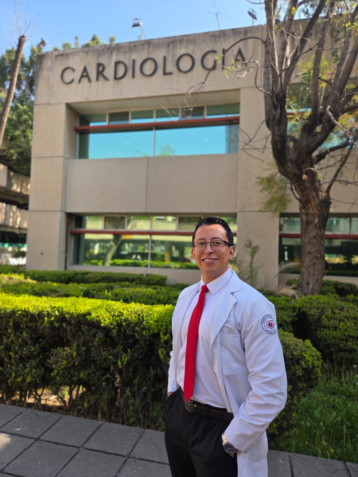 Retrato cercano del Dr. José Juan Soria García frente al edificio de Cardiología